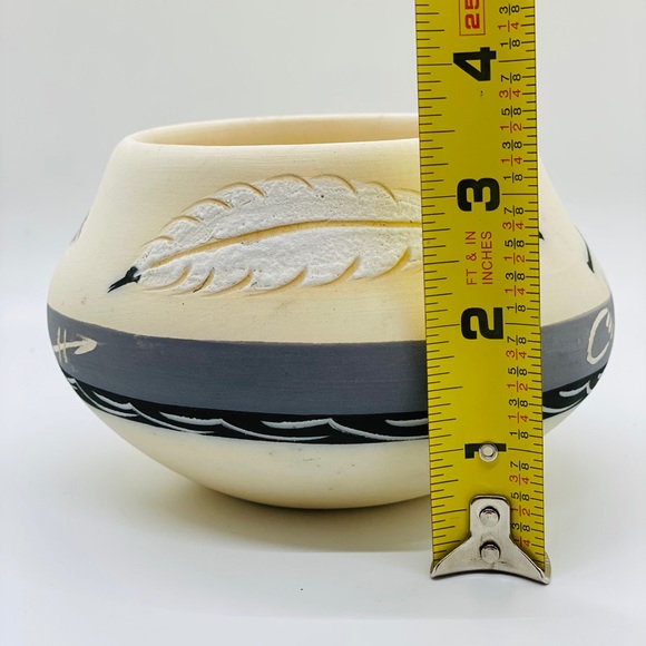 Native American Little Grey Pottery Father Vase - Picture 8 of 13